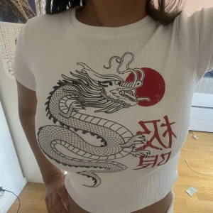 T-shirt - Säljer dennna jätte fina tröja köpt på new yorker trycket är lite försvunnet på vissa ställen men inte så mycket❤️