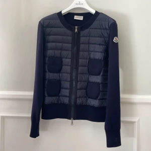 Moncler cardigan - En jättefin såklart äkta mörkblå moncler cardigan som inte har några tecken på användning. Märkesetiketen sitter löst på ena sidan. På sista bilden kan ni se äktehetsbeviset. Lappen och galgen tillkommer, idag kostar den 8520kr men jag säljer för 5000☺️
