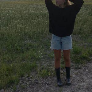 Jeansshorts  - Slitna overaized jeans shorts som sitter så najs på benen! Perfekt tvättad jeans färg men snygga slitna detaljer och praktiska fickor🤩 från HM i strl 40!  120kr + frakt 