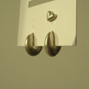 Silverörhänen  - Tre stucken silverörhängn två ringar och ett litet gullit hjärta. Så fina nu i sommmar. Äkta 925 silver så det går att bada och ducha med dom 💕🌷🌸