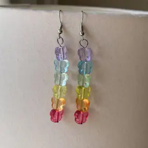 Söta hängande örhängen med fjärilspärlor i regnbågens färger 