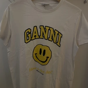 😊GANNI TSHIRT😊 - Säljer denna populära t-shirten som inte kommit till användning. Använd vid ett fåtal tillfällen!!!🌼Ord. Pris 1000kr, inga skambud!!!