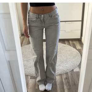 Säljer mina gråa jeans från Gina i storlek 34, fint skick. Säljer för 300, nypris 500