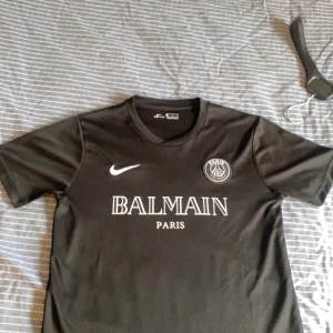 Psg x ballmain  - Psg x ballmain tröja, skick 10/10, kom dm för fler frågor❤️
