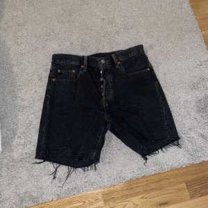 Levis 501 shorts - Levis 501 shorts. Slutar typ lite över knäna. Säljs då jag tog fel storlek. Storlek; W28 (Dam). Inköpspris 699kr, säljer för 399 kr. Kvitto finns! 