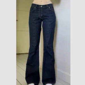 flare lowwaist jeans 🫶 - jättefina lågmidjade utsvängda jeans jag redan säljer i en annan annons i min profil ❤️ jättebra skick 💕 kontakta mig vid frågor!