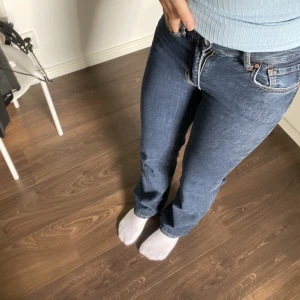 Raka jeans - populära Raka, mid waist jeans i en jättesnygg mörkblå tvätt, köpta på bikbok säljer för att de blivit för små tyvärr🥲 fint skick, strl w26 l32 (jag är ca 172/173 cm lång)