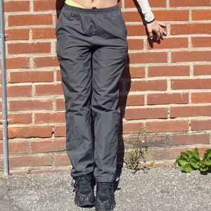 gråa funktionsbyxor reebok - gråa funktionsbyxor från reebok som sitter lågmidjat och baggy. Går att justera vid fötterna ifall man vill det ska sitta åt eller vara rakt. Köpta second hand. Säljs då de är lite korta för mig