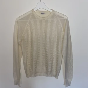 Stickad tröja - Söt liten stickad tröja köpt secondhand. Den är tunn i materialet och typ lite gräddvit. 