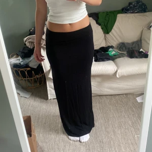 Low waist Svart maxikjol - Helt ny, lappen sitter kvar. Från Nelly storlek xs. Jag är 168 cm. Skriv till mig vid intresse eller frågor💗