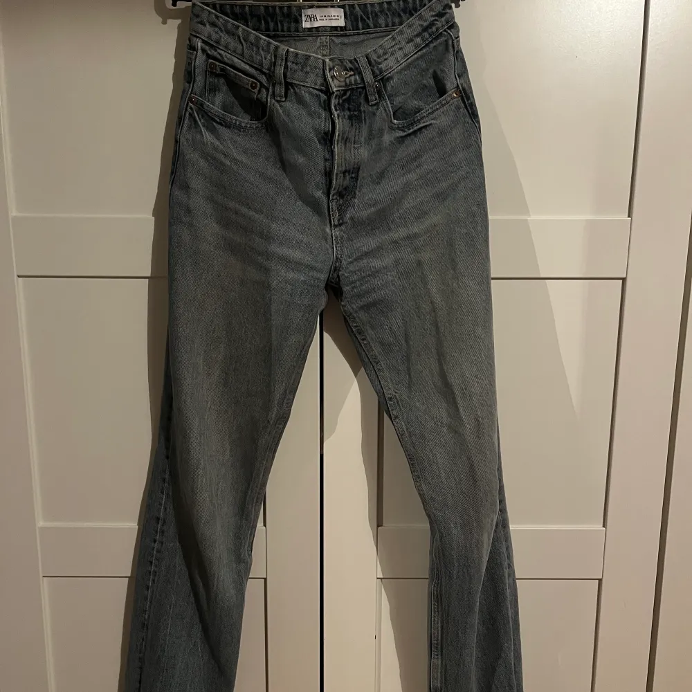 Ett par jättesnygga jeans från Zara slm ja säljer eftersom de inte längre kommer till användning. Få defekter som ni ser på sista bilden, de är vädligt långa så har klivit sönder dem lite! Kom privat för fler bilder!. Jeans & Byxor.
