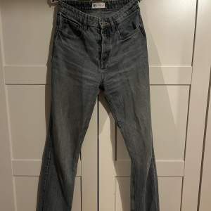 Ett par jättesnygga jeans från Zara slm ja säljer eftersom de inte längre kommer till användning. Få defekter som ni ser på sista bilden, de är vädligt långa så har klivit sönder dem lite! Kom privat för fler bilder!