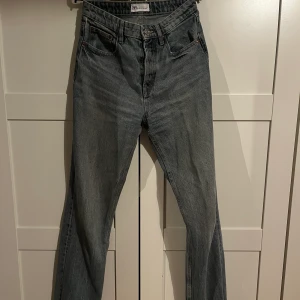 Grå jeans från Zara  - Ett par jättesnygga jeans från Zara slm ja säljer eftersom de inte längre kommer till användning. Få defekter som ni ser på sista bilden, de är vädligt långa så har klivit sönder dem lite! Kom privat för fler bilder!