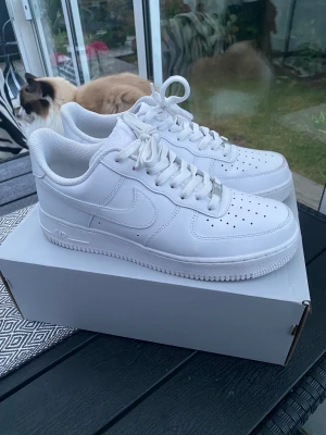 Air force 1 white  - Air force 1 white  - Skick 8,5/10 fint skick overall!  - storlek 44 - pris 899kr exklusive 🚚  