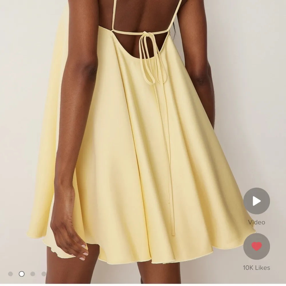 Jag säljer min fina gula klänning från NA-KD i storlek 36. Aldrig använd! Köpt för 549kr. Klänningar.