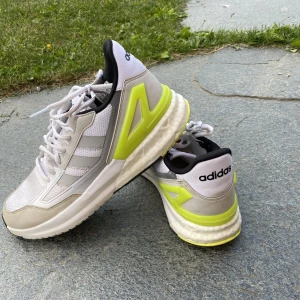Adidas ultra boost löparskor - Adidas ultra boosts som är använda men i fint skick.