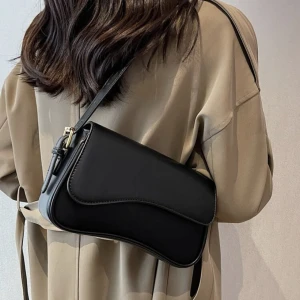 Svart väska! - Jag har då råkat beställa 2st av denna väska från SHEIN. Så jag tänkte kolla om det är någon som är intresserad av den och skulle vilja köpa den🤍Det följs med 2 band, en kortare och en längre som man kan justera på längden på bägge☺️ Hör av er vid frågor🩵