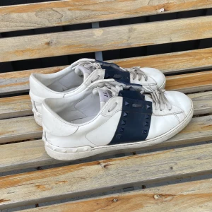 Valentino Rockstud - Säljer dessa extremt slitna Valentino skorna som jag köpte länge sen, kanske går att fräscha till. Har använts ett bra tag, samt till en student vilket motsvarar skicket och att några nitar fallit av. Köptes av en person här, box och dustbag finns.