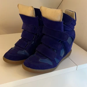 Isabel Marant skor - Ett par väldigt fina Isabel Marant skor, som är i vädligt bra skick. Knappt använda! Har tyvärr ingen låda till skorna gör dom försvann i en flytt, men dom är köpta på nätet på Isabel marabt sidan!