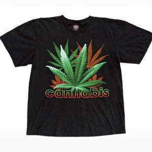 cannabis tröja  - boxy fit använd fåtal gånger och fel fri såklart sitter som en M 