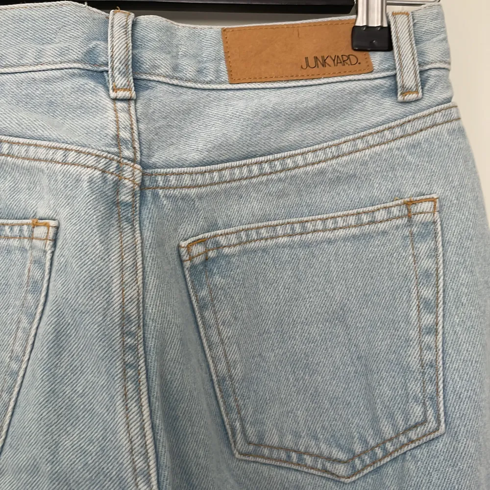 Ett par snygga ljusblåa jeans från junkyard🤍. Jeans & Byxor.