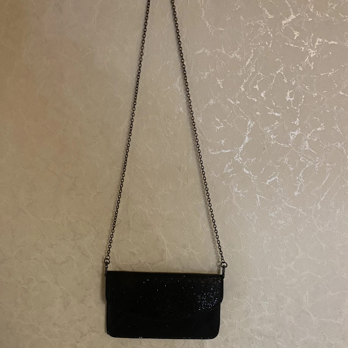 Glittrig kuvertväska 