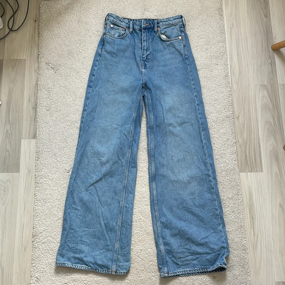 Ett par jättefina vida mellanblå jeans från Weekday i modellen Ace💙 tyvärr för små för mig och därav finns inga bilder när jag har på mig jeansen!. Jeans & Byxor.