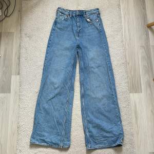 Ett par jättefina vida mellanblå jeans från Weekday i modellen Ace💙 tyvärr för små för mig och därav finns inga bilder när jag har på mig jeansen!