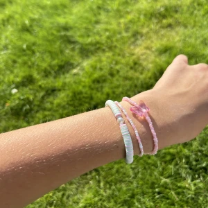Rosa armband  - Ett rosa armband i storlek s men finns att göra i olika storlekar. Den två armbanden med glaspärlor kostar 15kr st, det med clay pärlor kostar 20kr. Om man vill ha alla tre så kostar det 45kr. :)