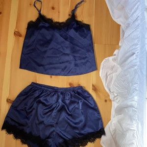 Pyjamas sett - Jättegulligt pyjamas sett! Älskar det, men har fler så det kommer ej till användning💗Knappt använt