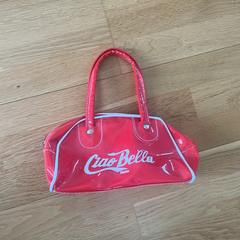 Söt liten röd väska från en butik i Italien. Pris kan förhandlas. Väskor.