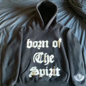 July By Demitri hoodie  - Nästan aldrig använd pga varan var för liten. Inga defekter. Varan går ej att köpa på hemsidan längre.  Byte går att diskutera.