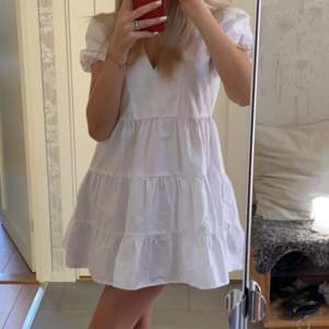 vit klänning från Zara, storek S, lite använd!💕