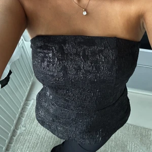 Glittrig top  - Säljer denna fina toppen ifrån H&M, använd 1 gång. I storlek 38. Den är dock mindre i storleken. Brukar ha S i toppar.