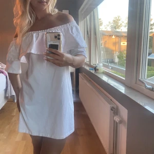 Sommarklänning  - Sommarklänning från H&M. Använd en gång i storlek 36