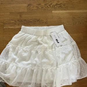 Kjol - Sen söt kjol med lapp kvar 