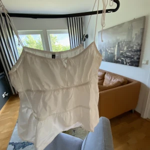 H&M linne  - Linne från H&M med knytning, säljer då jag endast använt det en gång 