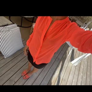 Blus / Skjorta  - Tunn blus i cool färg. Super najs när man fått lite färg på sommaren. Från vila i strl S 💕