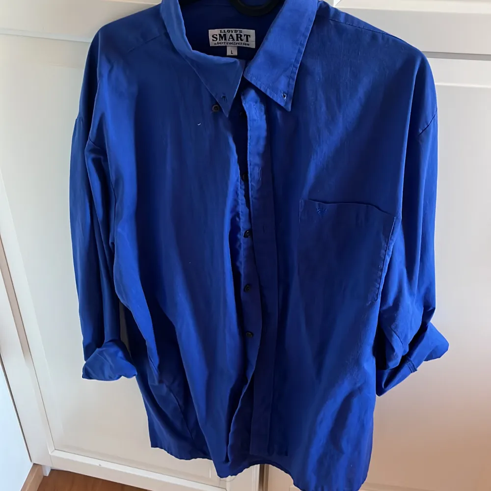 Blå trendig overaized skjorta köpt second hand. . Skjortor.