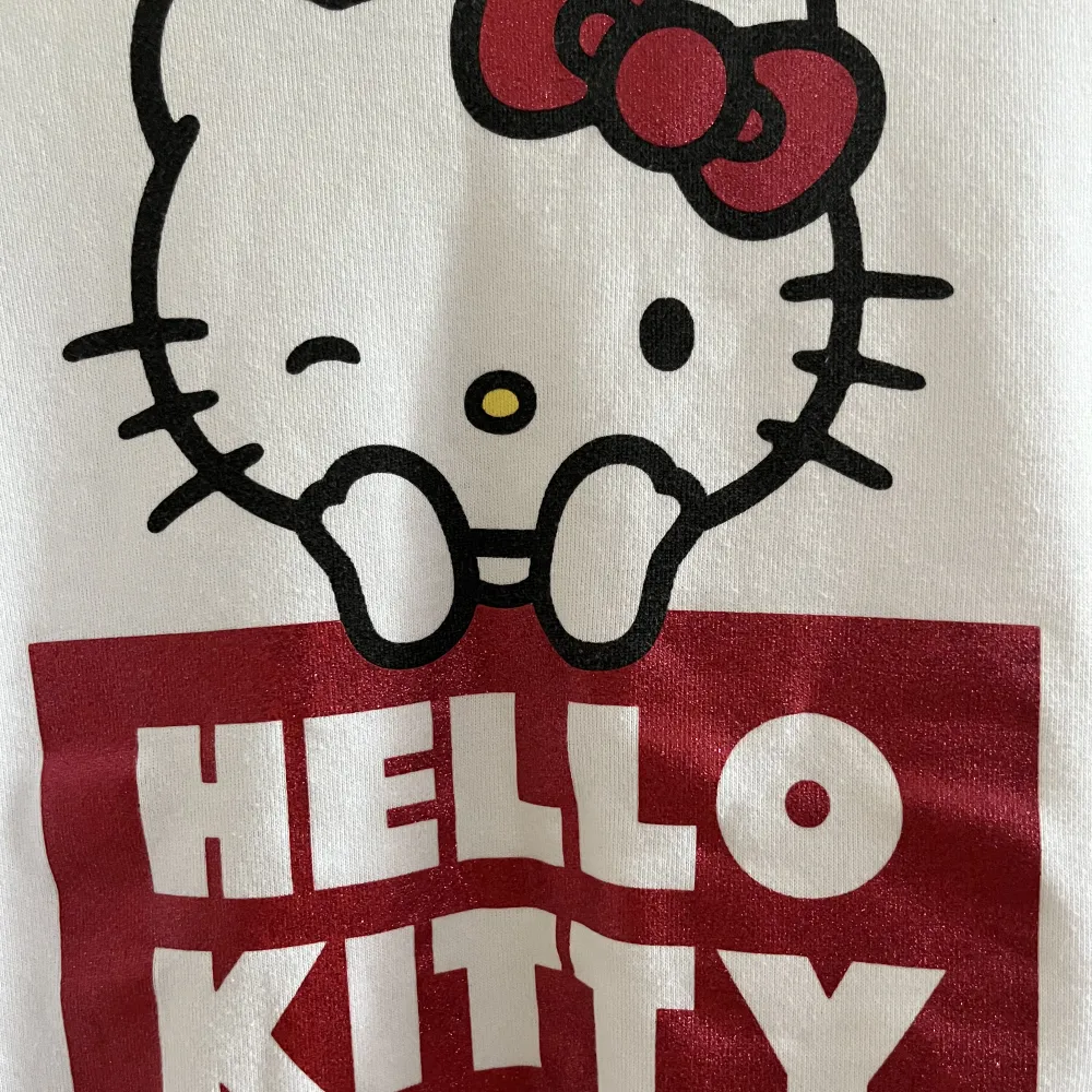 Söt Hello Kitty tröja i bra skick. Bredd axlar 40cm. Bredd under ärmarna 43 cm. Längd 53 cm. OBSERVERA‼️ mellan XXS och XS. Kolla måtten! #hellokitty #hellokittysweater #sanrio #cute #kawaiistyle . Hoodies.