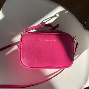 En otroligt läcker väska/ necessär från Victorias Secret 💖 Färgen är magisk!! Kan användas både som väska (långt band) som man kan ta in/ av för att omvandla väskan till necessär eller större plånbok 😍💖 Utmärkt skick då den aldrig kom till användning 💖