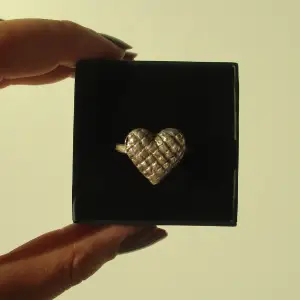 Så söt ring i äkta silver. Säljer den pga att den är lite för stor. 💕🌸