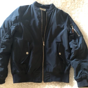 Bomberjacka barn/kille - Bomberjacka. Använd få gånger, jätte fint skick.  Perfekt som övergångsjacka vår/höst 