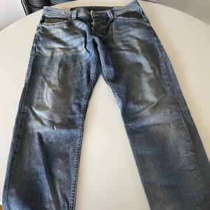 Diesel jeans storlek 32 midja  - Diesel jeans för 400 kr, mycket bra skick. Använda ett kort tag. Köpt för 1100 kr.