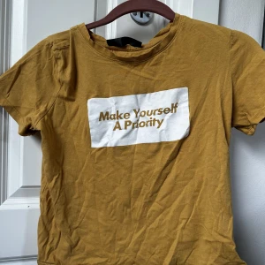 T-shirt - Jag kommer inte ihåg vart jag köpte tröjan, tror det var på new yorker. Har använt den några gånger! Jag stryker den såklart innan jag skickar iväg den 🩷 Det står att den är i storlek M men jag skulle säga att det är en XS Köparen står för frakten!