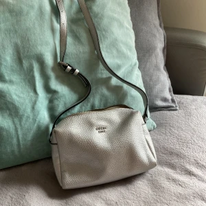 Crossbody  - Fin Crossbody Silver Ett sidofack m dragkedja i 