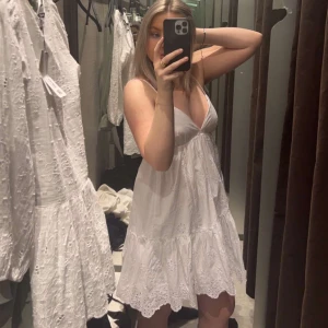 Sommarklänning - Säljer denna populära klänningen från zara!!