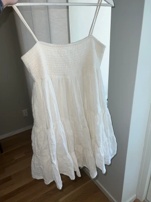 Zara klännig - Säljer denna populära klänning från Zara. 🌸