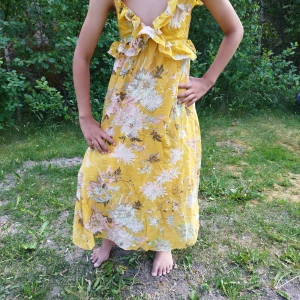 Sommarklänning  - Somrig klänning från H&M. Storlek s och medium. Volander i axelband och framme. Djup i ryggen.