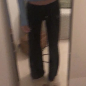 Kostymbyxor - Absolut skönaste kostymbyxan från Kappahl, säljer då dom är lite, lite förkorta för mig som är 1.62. Väl använda men fortfarande i ett fint skick, förutom slitningar längst ner (se bild 3) nypris 400kr mitt pris 160+ frakt. Pris kan diskuteras💓